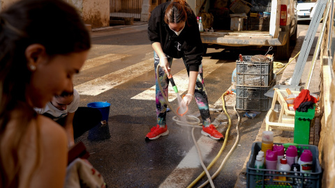  Mujeres limpiando las calles con mangueras en Pedralba, Valencia, Comunidad Valenciana (España). Eduardo Manzana / Europa Press.