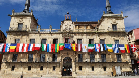 El Ayuntamiento de León durante la celebración del día de Europa.- EP