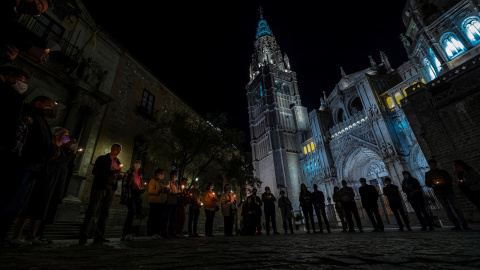  Un grupo de feligreses se reúne hoy domingo frente a la Catedral Primada de Toledo para rezar el rosario en un acto de reparación por la publicación de un vídeo musical de C. Tangana y Nathy Peluso en el interior del templo. EFE/ Ángeles Visdómine