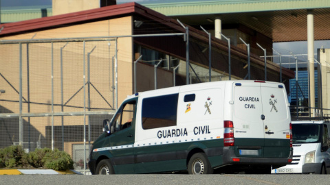  Un furgón de la Guardia Civil hace entrada en la cárcel de Segovia este 4 de noviembre de 2021. /PABLO MARTIN (EFE)