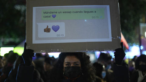  Una mujer sostiene una pancarta en una concentración contra la violencia machista convocada por la Asamblea 8M Lavapiés, en Lavapiés, a 25 de noviembre de 2021, en Madrid, (España).- Fernando Sánchez / Europa Press