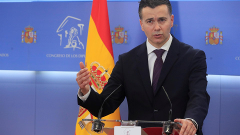  El portavoz del PSOE en el Congreso, Héctor Gómez, durante la rueda de prensa ofrecida este jueves, para valorar el acuerdo para la Reforma Laboral.- EFE/ Fernando Alvarado