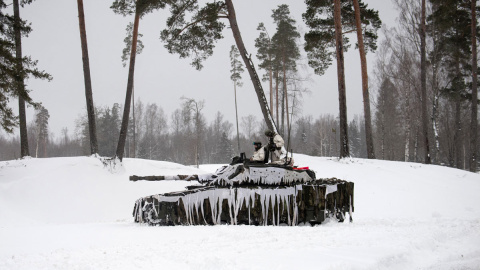  Soldados británicos participan en un gran simulacro como parte de la operación EFP de la OTAN en el campamento del ejército estonio de Tapa cerca de Rakvere, el 6 de febrero de 2022.- AFP