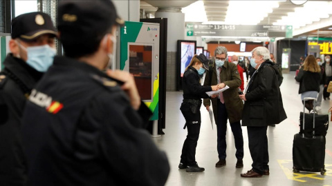 Controles de la Policía Nacional en la estación de Atocha de Madrid, este jueves. / EFE / EMILIO NARANJO