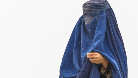 Una mujer con burka en Kabul (Afganistán). EFE/ Hedayatullah Amid