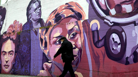 Un hombre pasa por el mural feminista en el polideportivo municipal de la Concepción en el distrito de Ciudad Lineal, en Madrid. E.P./Óscar Cañas