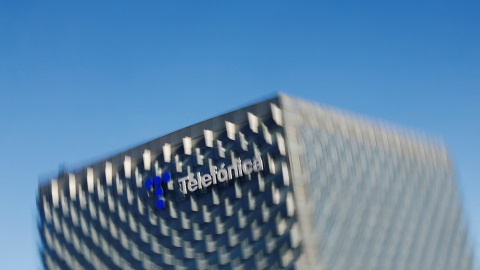 El logo de Telefónica, en su sede corporativa en la zona norte de Madrid. REUTERS/Susana Vera