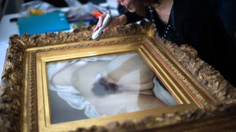  Una mujer examina el lienzo de Gustave Courbet 'El origen del mundo', a 3 de junio de 2014, en Ornans, este de Francia.- AFP