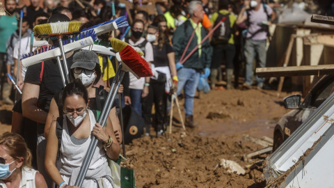  Cientos de voluntarios llevan agua y herramientas a los pueblos afectados por la DANA. Rober Solsona / Europa Press