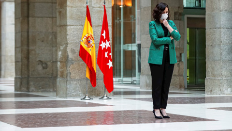 Fotografía de febrero de 2021 de la presidenta de la Comunidad de Madrid, Isabel Díaz Ayuso, en el patrio de la sede de la presidencia del gobierno regional, en la Puerta del Sol.. EFE/ Emilio Naranjo