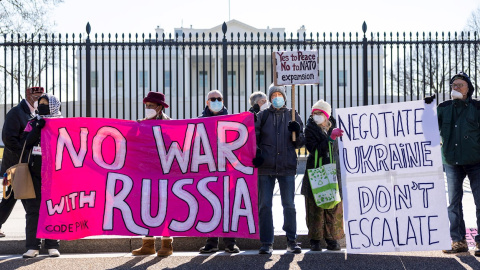 Activistas entonan el "no a la guerrra" frente a la Casa Blanca.- Jim Lo Scalzo / EPA / EFE