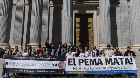 Varias personas se concentran frente al Congreso en defensa de la ILP RegularizaciónYa mientras se debate la iniciativa en el Congreso, a 9 de abril de 2024, en Madrid (España).Eduardo Parra / Europa Press