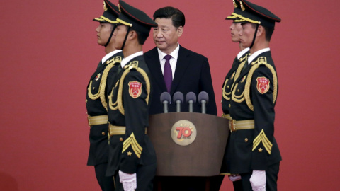 El presidente de China, Xi Jinping, junto a soldados de la guardia de honor en una ceremonia de entrega de medallas en el 70 aniversario de la Victoria de la Guerra de Resistencia del Pueblo Chino contra la Agresión Japonesa, en la Segunda Guerra Mundial