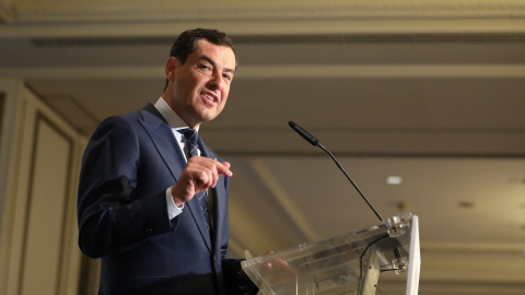 El presidente de la Junta de Andalucía, Juanma Moreno, interviene durante el Foro Joly, en el Hotel Westin Palace, a 19 de septiembre de 2022, en Madrid (España). Foto: Marta Fernández / Europa Press