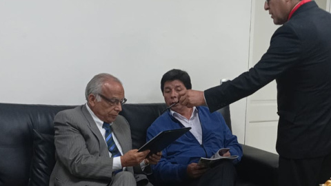 Fotografía cedida por la Oficina de Administración de Justicia que muestra al destituido presidente peruano Pedro Castillo junto a su ex primer ministro Aníbal Torres, mientras permanece detenido- EFE