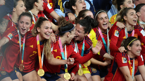 Las jugadoras de la selección española de fútbol femenino tras recibir sus medallas y el trofeo de campeonas del mundo, en Sídney. REUTERS/Asanka Brendon Ratnayake