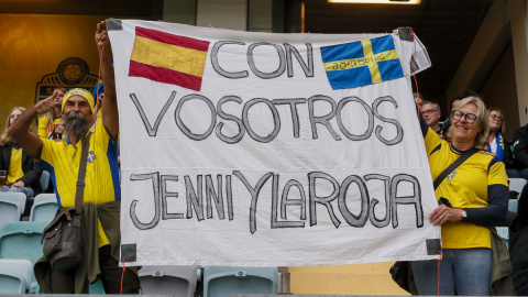  Aficionados muestran una pancarta de apoyo a Jennifer Hermoso y a la selección este viernes, previo al partido de la Liga de las Naciones, entre Suecia y España, en Gotemburgo. EFE/ Juan Carlos Cárdenas