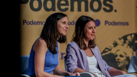 La secretaria general de Podemos y ministra de Derechos Sociales y Agenda 2030 en funciones, Ione Belarra, y la ministra de Igualdad en funciones, Irene Montero, durante un acto de Podemos, en el Teatro Fernando de Rojas, CBA, a 16 de septiembre de 2023, 