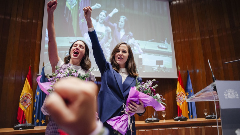  La hasta ahora ministra de Igualdad, Irene Montero (i), y la hasta ahora ministra de Derechos Sociales y Agenda 2030, Ione Belarra (d), el pasado 21 de noviembre de 2023, en Madrid. / EUROPA PRESS - Mateo Lanzuela