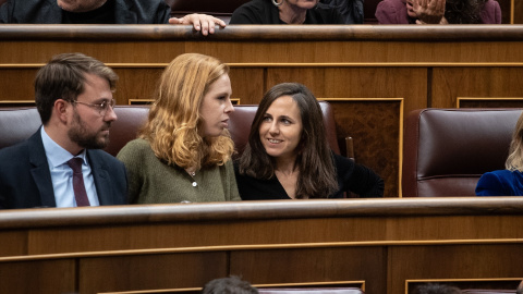  La ex secretaria de Estado para la Agenda 2030, Lilith Verstrynge (2i) y la secretaria general de Podemos, Ione Belarra (1d),  en el Congreso de los Diputados, a 28 de noviembre de 2023.- Europa Press