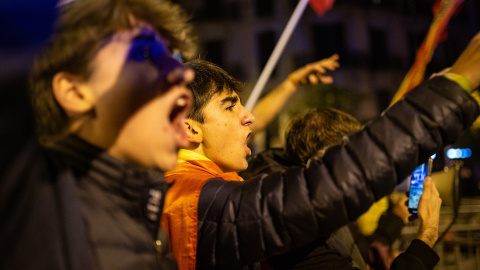  Jóvenes gritando durante una protesta ante la Delegación del Gobierno en Barcelona, a 10 de noviembre de 2023, en Barcelona/ Europa Press