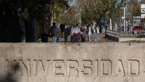 Varios estudiantes universitarios pasean por la Ciudad Universitaria de Madrid este 15 de diciembre de 2023. Eduardo Parra / Europa Press