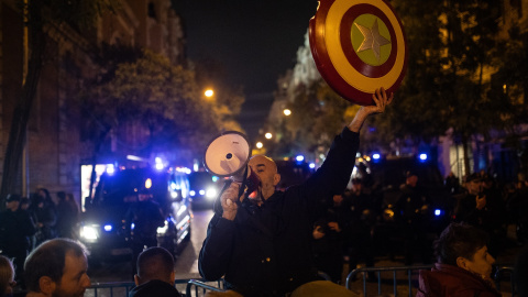  Un hombre con altavoz y escudo durante una concentración en contra de la amnistía, frente a la sede del PSOE en la calle Ferraz, a 8 de noviembre de 2023. Alejandro Martínez Vélez / Europa Press