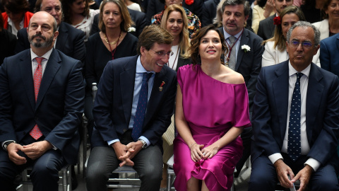  El alcalde de Madrid, José Luis Martínez-Almeida y la presidenta de la Comunidad de Madrid, Isabel Díaz Ayuso, durante el acto de entrega de las distinciones honoríficas de San Isidro, en el Palacio de Cibeles, a 15 de mayo de 2024, en Madrid (Españ