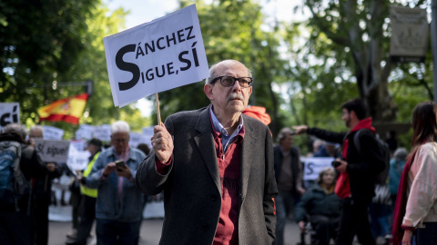  Un hombre durante una manifestación en apoyo a Pedro Sánchez, a 28 de abril de 2024, en Madrid.- EP