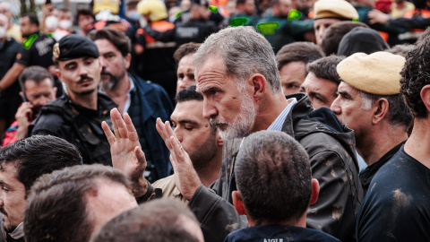  El Rey Felipe VI durante su visita a una zona afectada por la DANA. Carlos Luján / Europa Press.