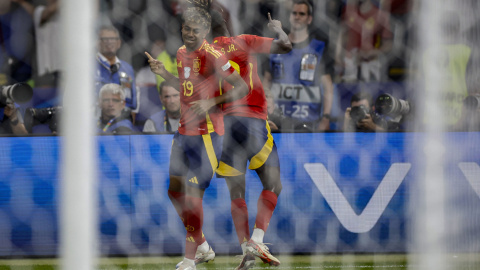 Nico Williams celebra con Lamine Yamal el gol marcado ante la selección inglesa. EFE /Alberto Estévez