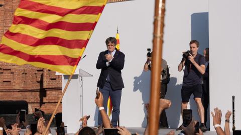  El expresidente de la Generalitat de Catalunya Carles Puigdemont aplaude durante un acto de bienvenida, a 8 de agosto de 2024, en Barcelona. - Europa Press