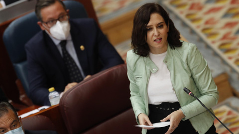  La presidenta de la Comunidad de Madrid, Isabel Díaz Ayuso, interviene en el pleno en la Asamblea de Madrid, este jueves. EFE/Javier Lizón