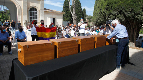  Los restos mortales de las víctimas del franquismo identificados en Manacor, a su llegada al cementerio municipal de Son Coletes, a 4 de julio de 2021, en Manacor, Mallorca (España).- EUROPA PRESS