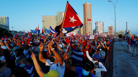  Miles de personas asisten a un acto de apoyo a la revolución, en La Habana (Cuba).- EFE