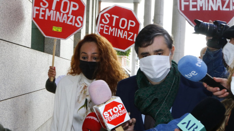 Rocío Carrasco y su abogado, tras el juicio por la demanda civil interpuesta por Antonio David Flores por impago de la pensión de sus hijos, el pasado abril. E.P./José Ramón Hernando