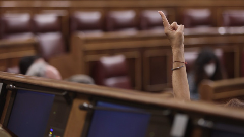 Una diputada indica a sus compareños de grupo el sentido de su voto, en una sesión plenaria del Congreso de los Diputados. E.P./E.Parra/POOL