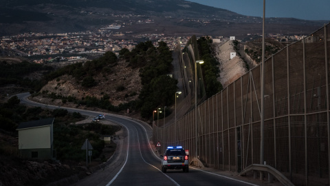 Una patrulla de la Guardia Civil recorre la valla de Melilla. Foto: Ignacio Marín / Fundación porCausa.