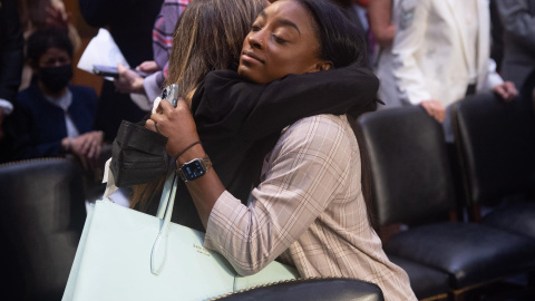  La gimnasta olímpica estadounidense Simone Biles abraza a la gimnasta Kaylee Lorincz después de testificar durante una audiencia del Comité Judicial del Senado.- EFE