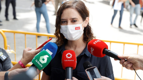  La presidenta de la Comunidad de Madrid, Isabel Díaz Ayuso, hace declaraciones a los medios de comunicación, durante su visita este sábado a la Feria del Libro de Madrid que celebra su 80ª edición en el Paseo de Coches del Retiro. EFE/ Emilio Naranj