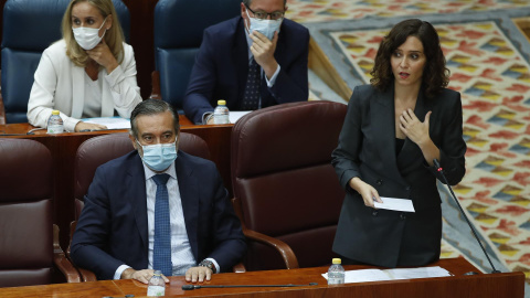  La presidenta de la Comunidad de Madrid, Isabel Díaz Ayuso (d, delante), interviene en el pleno de la Asamblea de Madrid, este jueves. EFE/Javier Lizón