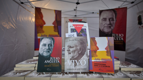  Un puesto de venta con libros de Julio Anguita, en la fiesta del centenario del PCE, a 25 de septiembre de 2021, en Rivas-Vaciamadrid, Madrid (España).- Jesús Hellín/EUROPA PRESS