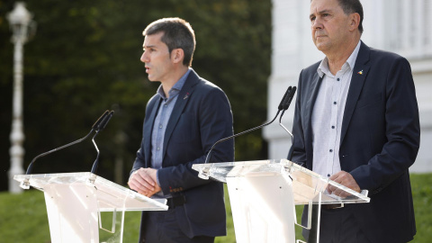  El coordinador general de EH Bildu, Arnaldo Otegi (d), y el secretario general de Sortu, Arkaitz Rodríguez, han hecho pública una declaración "solemne" con motivo del décimo aniversario de la Conferencia de Aiete y del fin de la violencia de ETA.- EF