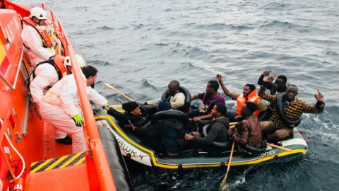 La tripulación de la Salvamar Arcturus rescata a varias personas de una patera a ocho millas al suroeste de Tarifa. Foto: Salvamento Marítimo.