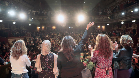  Yolanda Díaz (izq),  Mónica Oltra (c) , Ada Colau (dcha) , Mónica García (2º dcha) , Fátima Hamed (izq) durante el acto "Otras Políticas" que han protagonizado en el Teatro Olympia de Valencia. EFE/Ana Escob