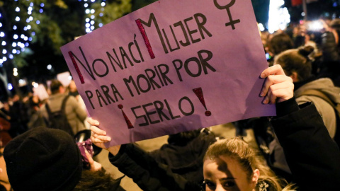  Una mujer ssotiene una pancarta en la que se lee 'No nací mujer para morir por serlo', en la manifestación en Madrid con motivo del Día Internacional para la Eliminación de la Violencia contra las Mujeres, en Madrid a 25 de noviembre de 2019.- Jesús