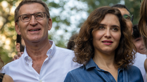 El líder del Partido Popular, Alberto Núñez Feijóo, y la presidenta de la Comunidad de Madrid y presidenta del Partido Popular de la Comunidad de Madrid, Isabel Díaz Ayuso, posan antes de la manifestación de SCC, a 8 de octubre de 2023, en Barcelona