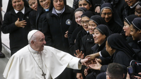  01 de diciembre de 2021, Vaticano, Ciudad del Vaticano: El Papa Francisco habla (I) a las monjas durante su audiencia general semanal en el Salón de Audiencias de Pablo VI en el Vaticano.- Fabio Frustaci / ANSA vía ZUMA Press / dpa