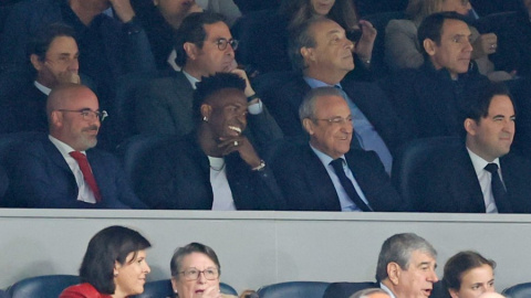  Vinicius y Florentino Pérez en el Palco del Real Madrid. Imagen de la cuenta del Real Madrid en X.