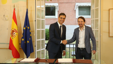 Pedro Sánchez y Pablo Iglesias durante la firma, en La Moncloa, del acuerdo sobre los Presupuestos Generales del Estado para 2019. Foto: La Moncloa.